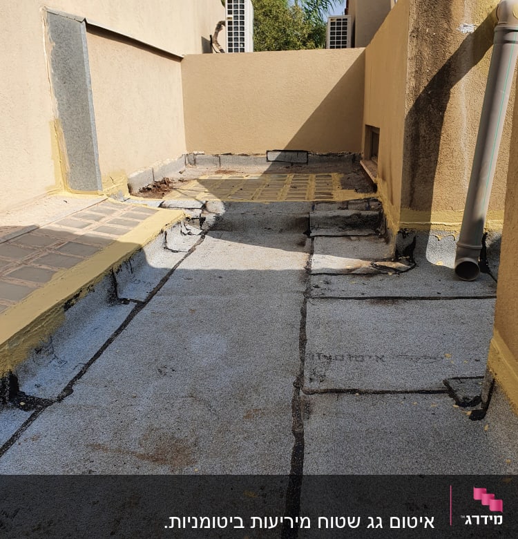 איטום גג עם יריעות ביטומניות וצינור ניקוז